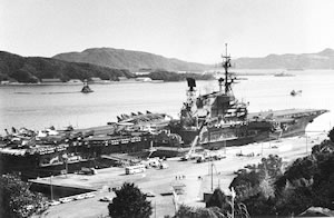 1973年から91年まで米海軍横須賀基地（神奈川県）を拠点としていた米空母ミッドウェー。核積載の疑惑が指摘されていた。83年1月佐世保港で＝提供「赤旗」