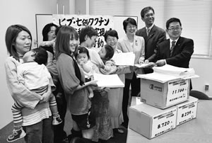 署名を提出した新日本婦人の会のお母さんたちと（10月21日）